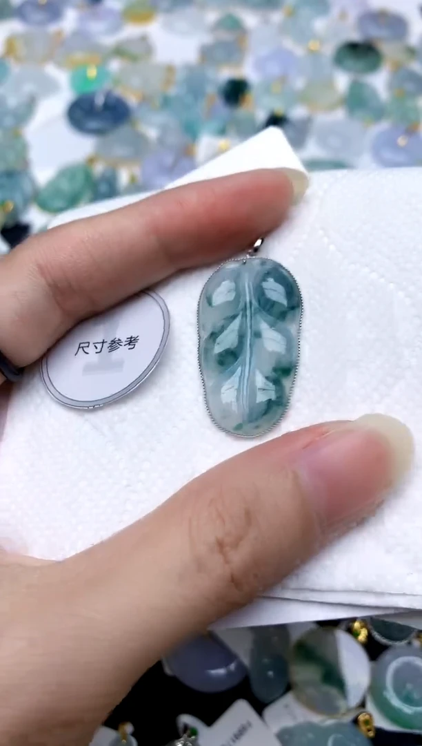 颈饰18K金镶嵌翡翠天然A货翡翠