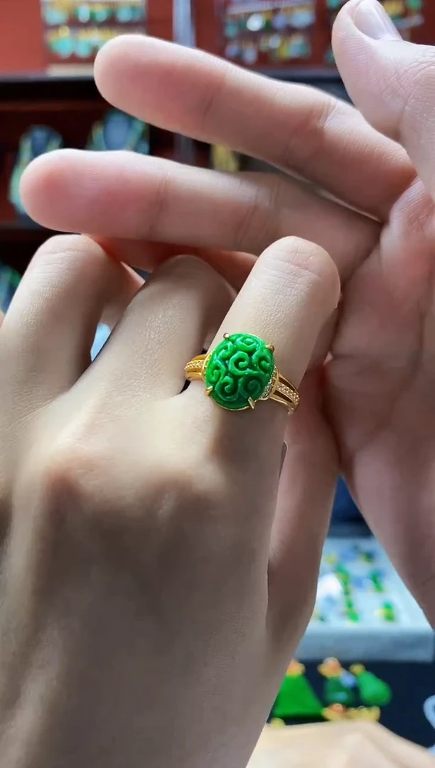 颈饰未镶嵌翡翠戒指