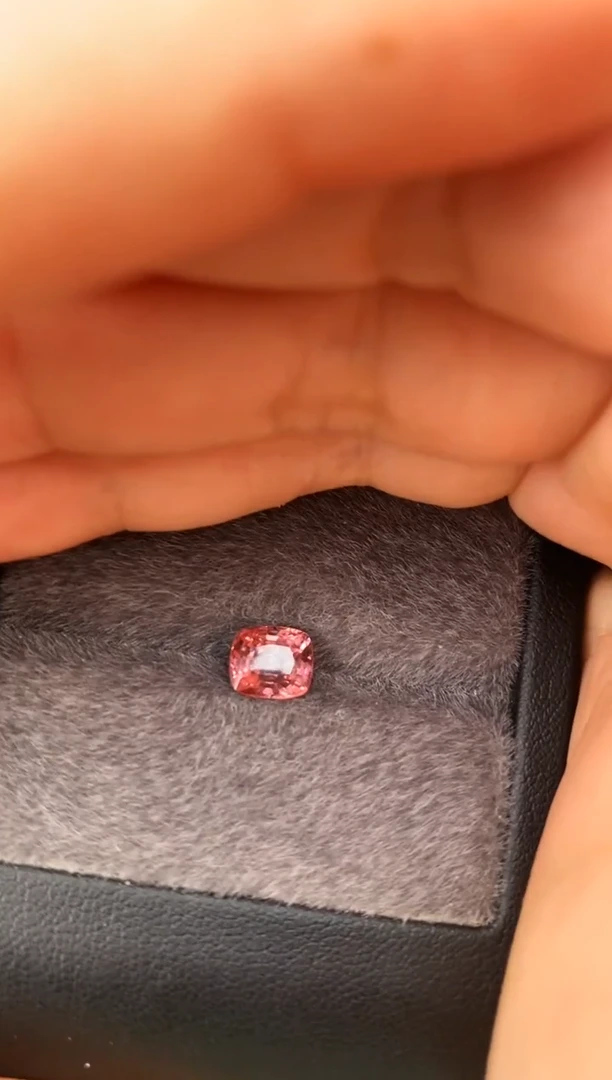 未镶嵌裸石定制尖晶石枕型 茶金色调 1.50ct