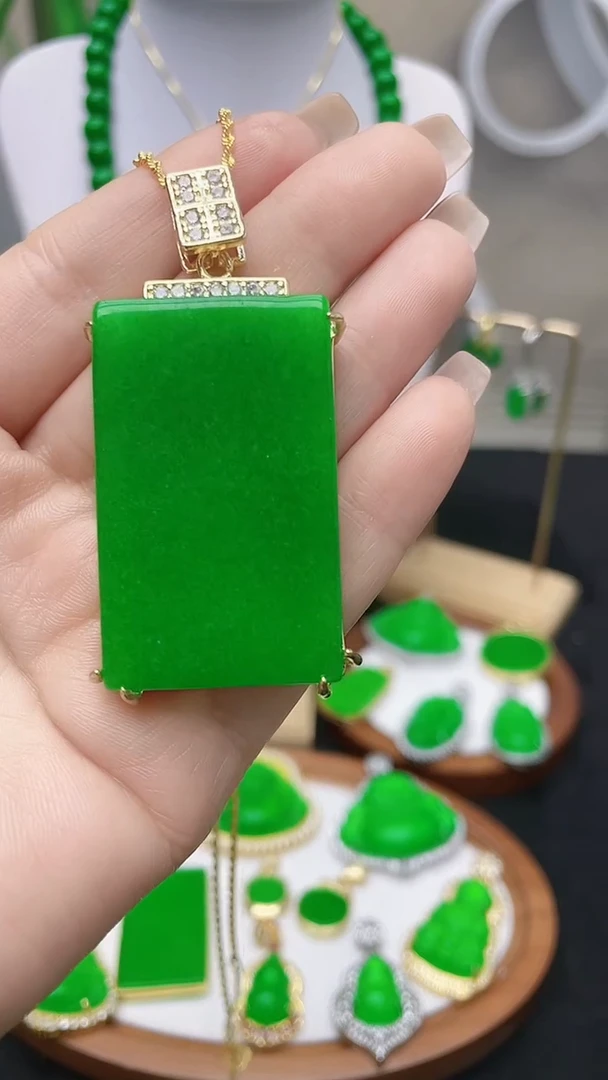 吊坠(赠链)14K金镶嵌翡翠扣头大无事牌