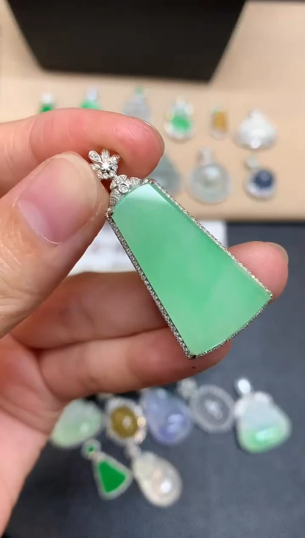 颈饰18K金镶嵌翡翠无事牌【无服务费