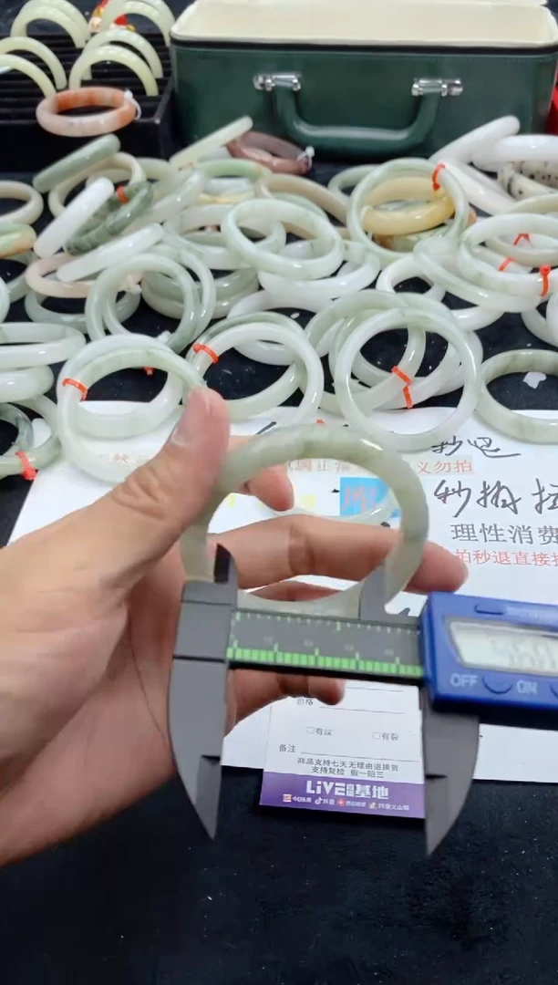 【闪购商品】石英质玉手镯未镶嵌225