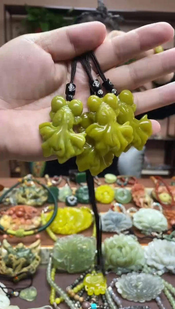 未镶嵌岫玉颈饰多样性发货发其中之一
