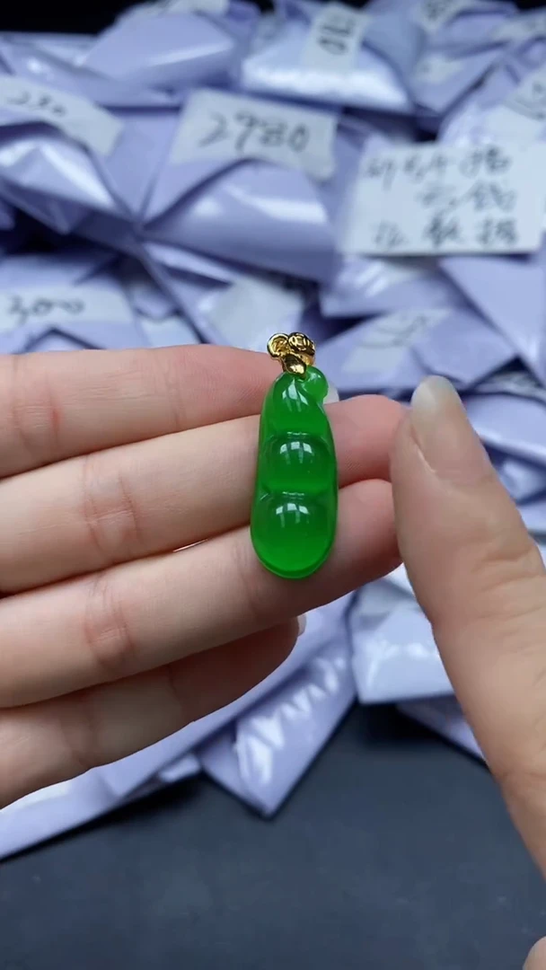 翡翠未镶嵌吊坠(赠链)（加扣头）152
