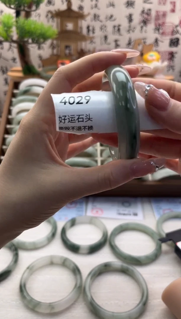 未镶嵌手镯石英质玉微瑕4029