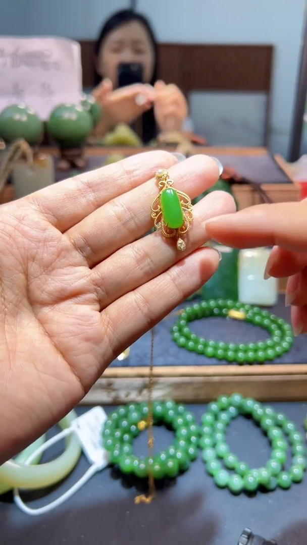 颈饰18K金镶嵌和田玉（碧玉）1