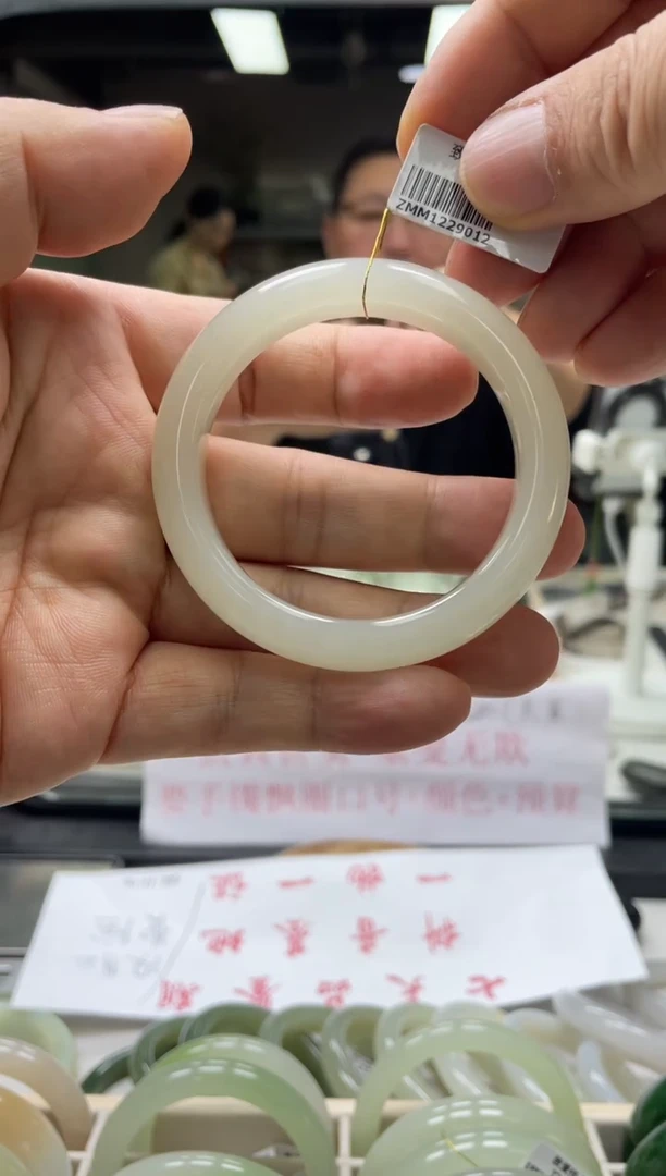 【闪购商品】和田玉手镯未镶嵌编码9024 圈口53-54