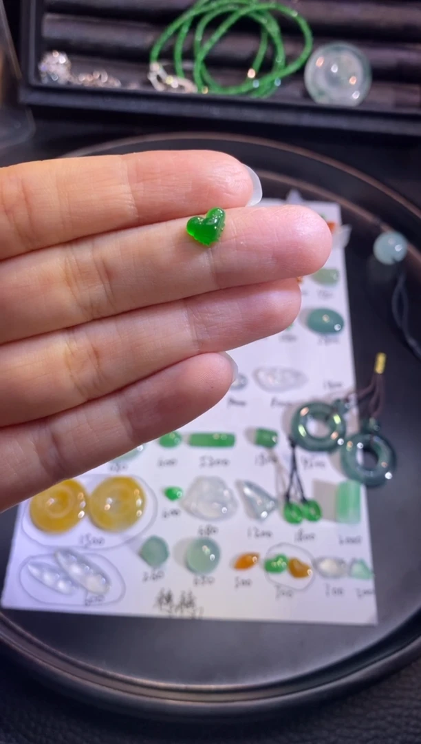 翡翠挂件未镶嵌螃蟹