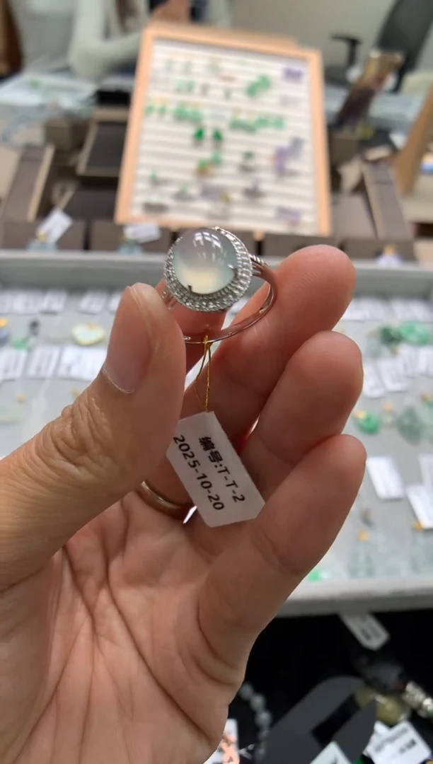 颈饰18K金镶嵌翡翠戒指