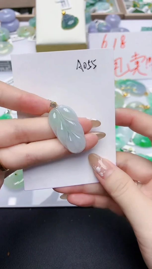 翡翠18K金镶嵌颈饰天然缅甸A货翡翠