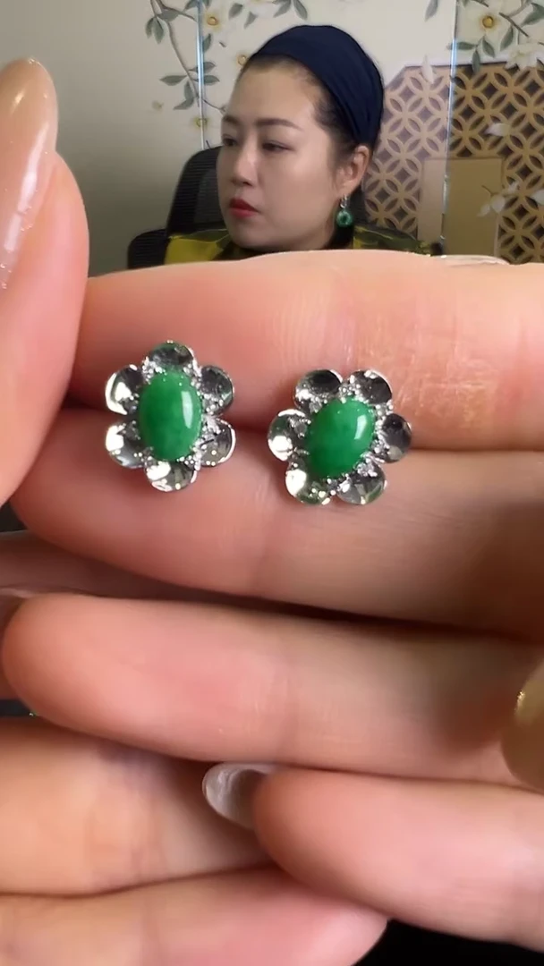 18K金镶嵌翡翠耳饰太阳花