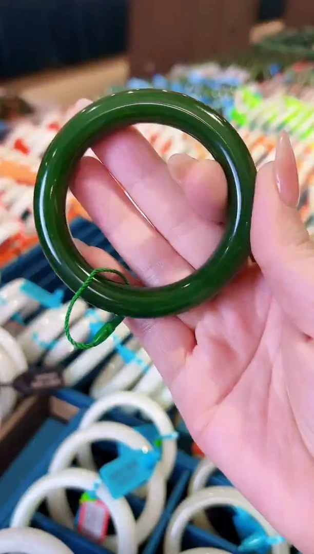 未镶嵌手镯和田玉多样性发其一