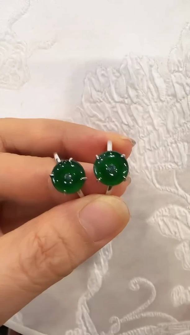 翡翠未镶嵌颈饰多样性发其一