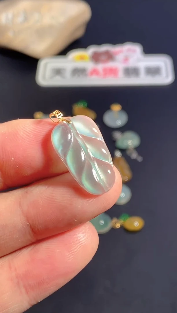 颈饰18K金镶嵌翡翠