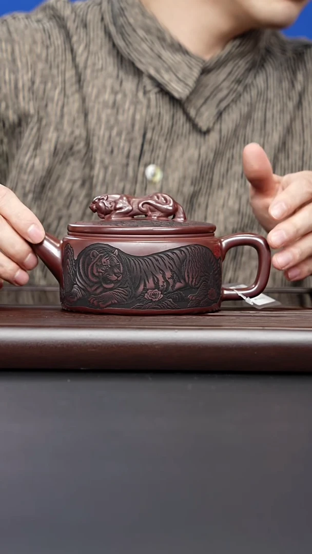 茶壶紫砂宜兴紫砂 卧虎藏龙汉瓦 石红 450毫升 李亚阳