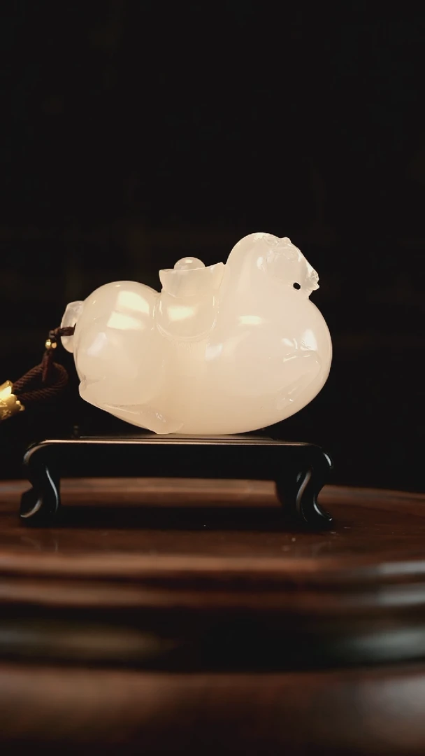 云南石荔枝白雕刻：马上有钱