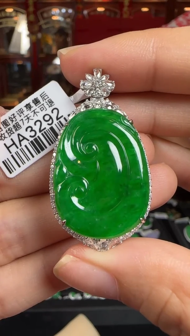 翡翠18K金镶嵌颈饰HA3292冰辣绿如意