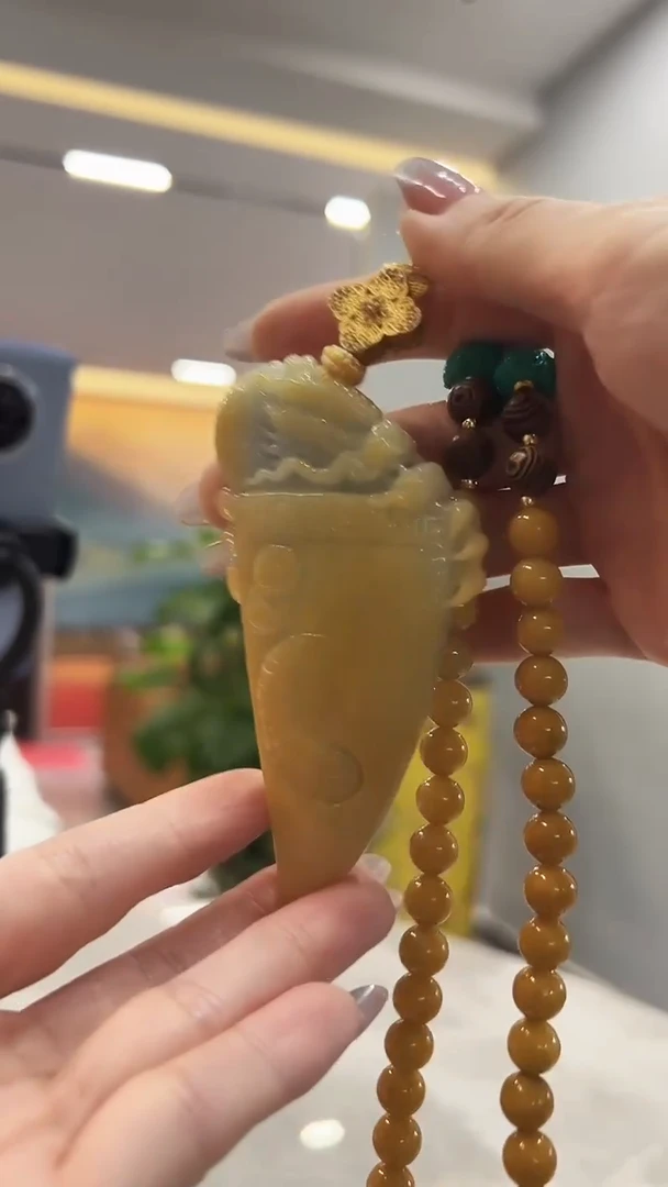 翡翠未镶嵌颈饰龙牙