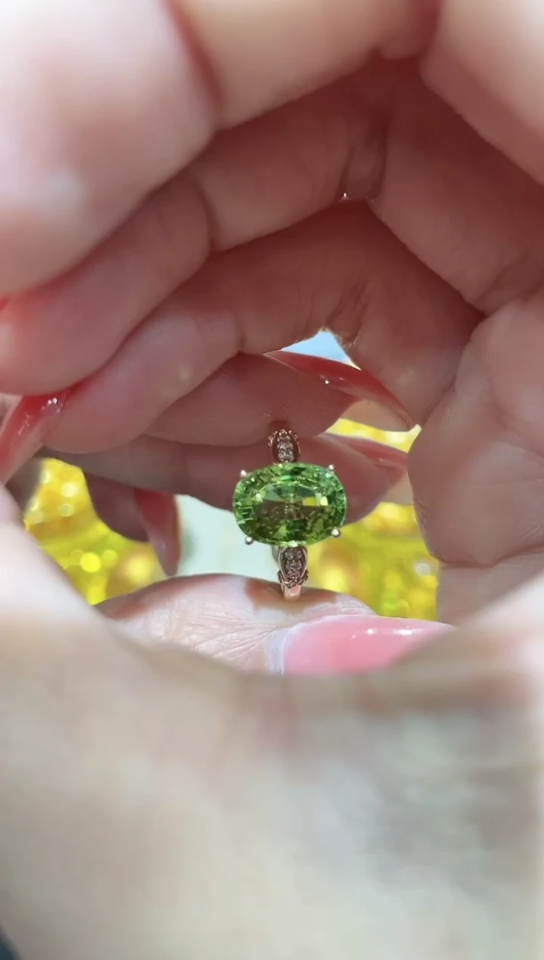 戒指18K金镶嵌碧玺戒指