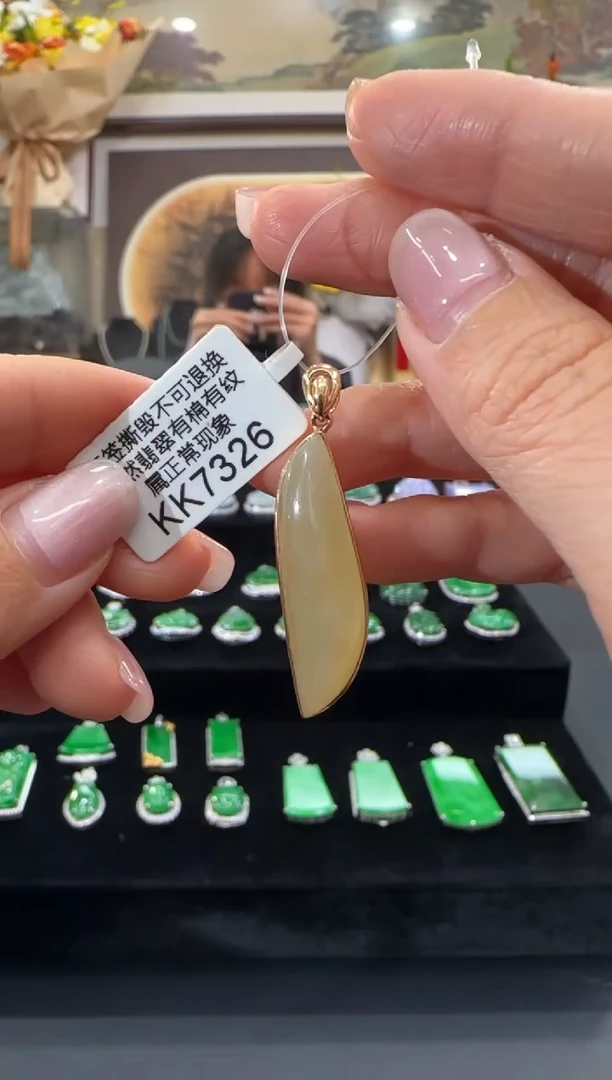 颈饰18K金镶嵌翡翠KK7326随形