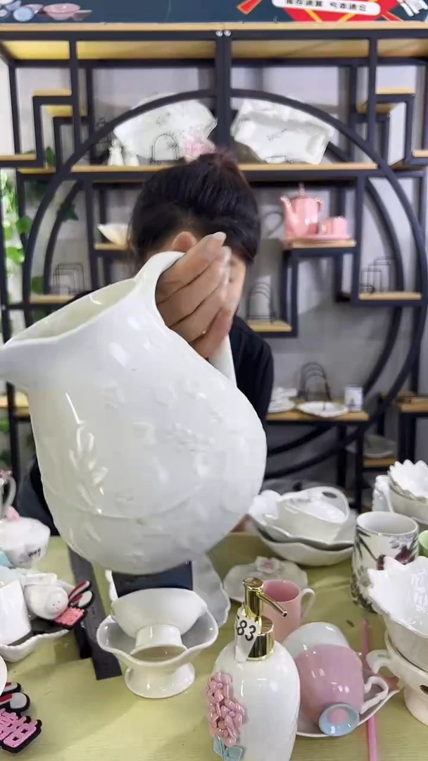 陶瓷浮雕奶壶花瓶壶一只