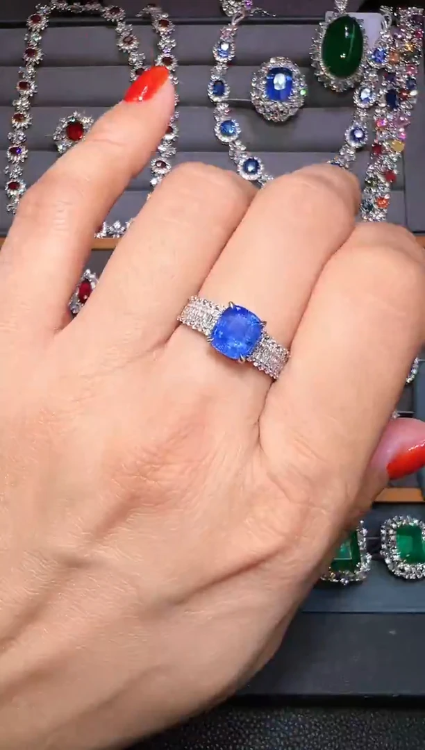 戒指蓝宝石18K金镶嵌GRC 矢车菊 2.56克拉