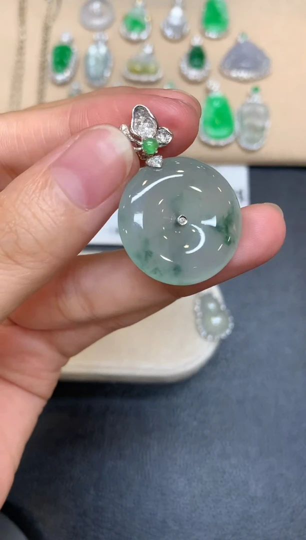 颈饰18K金镶嵌翡翠平安扣【无服务费