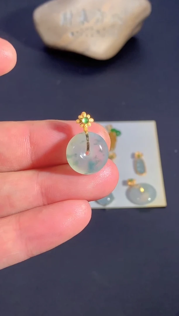 颈饰18K金镶嵌翡翠