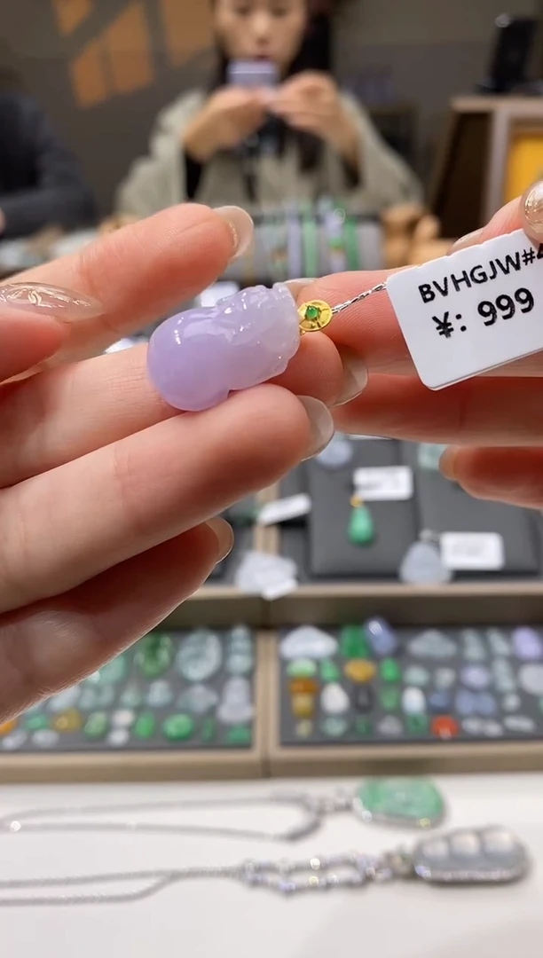 颈饰18K金镶嵌翡翠貔貅