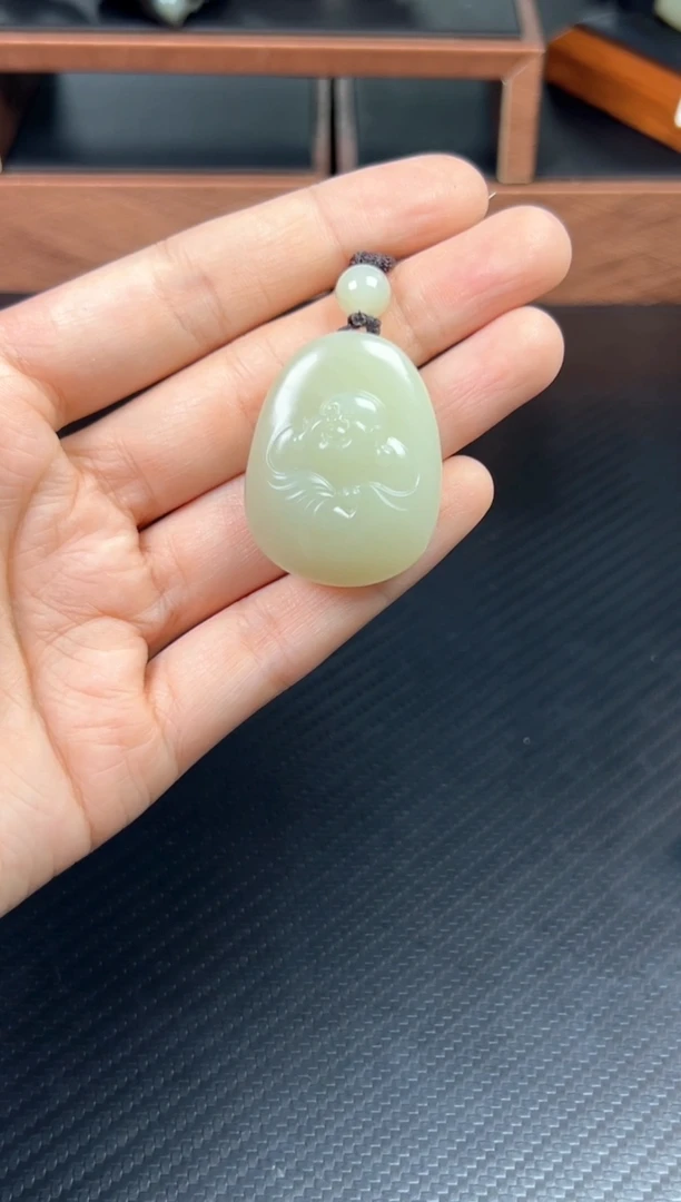 和田玉未镶嵌吊坠(赠链)且末微色差迪克兰二细S