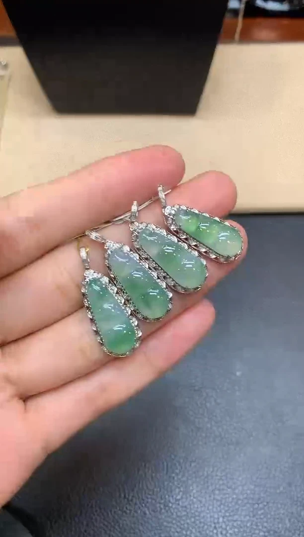 颈饰18K金镶嵌翡翠福豆【无服务费【24小时鉴赏期】多样性发其一