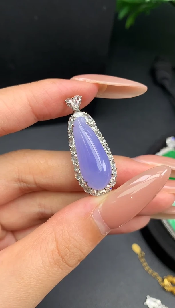 颈饰18K金镶嵌翡翠瓜