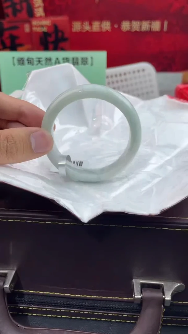 【闪购商品】翡翠手镯未镶嵌8翡翠手镯（微瑕）