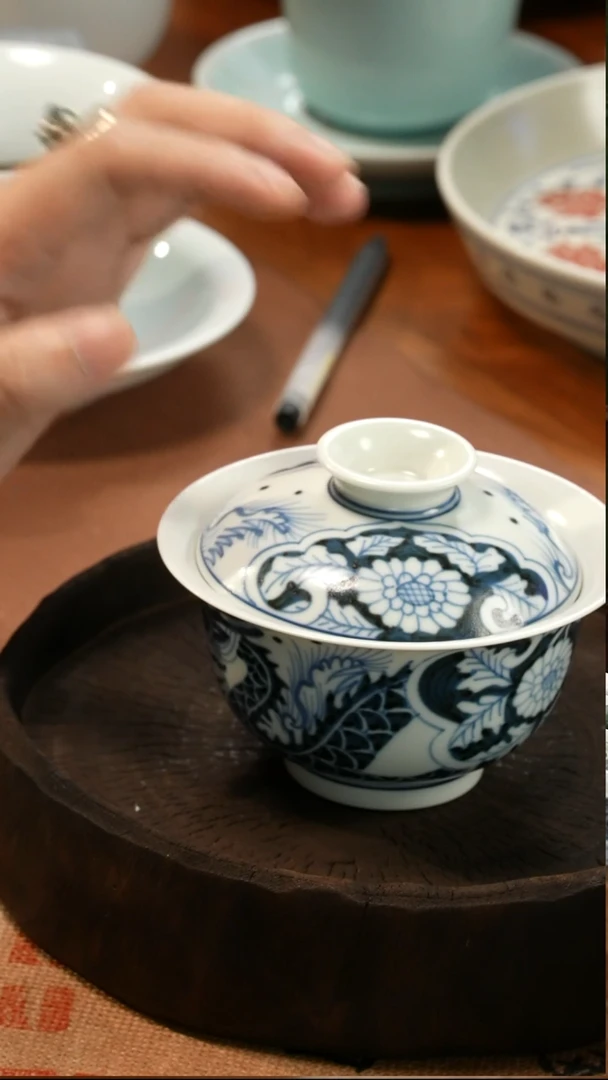 景德镇穿花龙盖碗