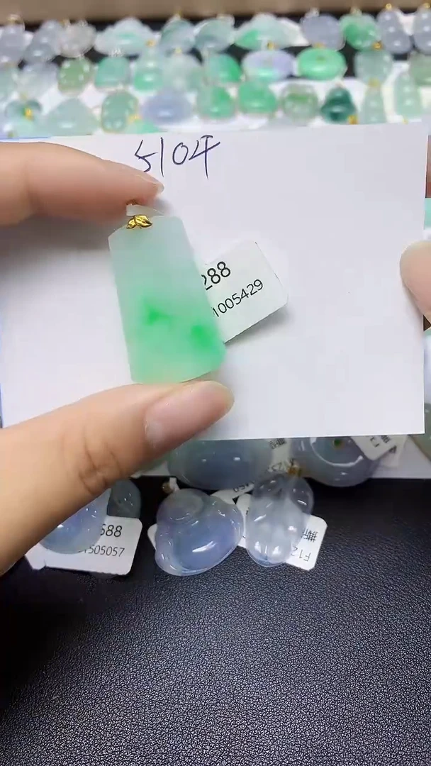 翡翠18K金镶嵌颈饰 天然缅甸翡翠A货
