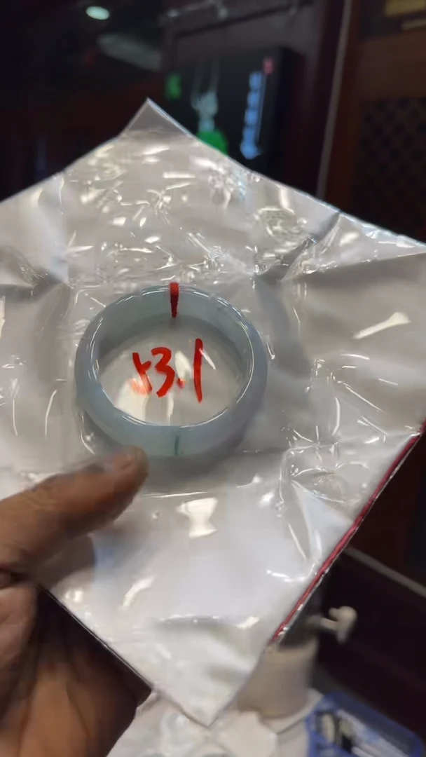 未镶嵌手镯翡翠手镯包容价