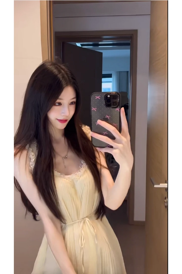 无袖系带百褶连衣裙短款蕾丝拼接收腰高级感度假风仙女吊带裙