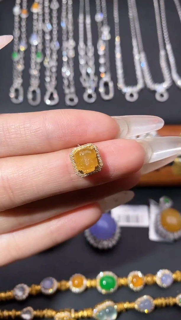 颈饰18K金镶嵌翡翠吊坠