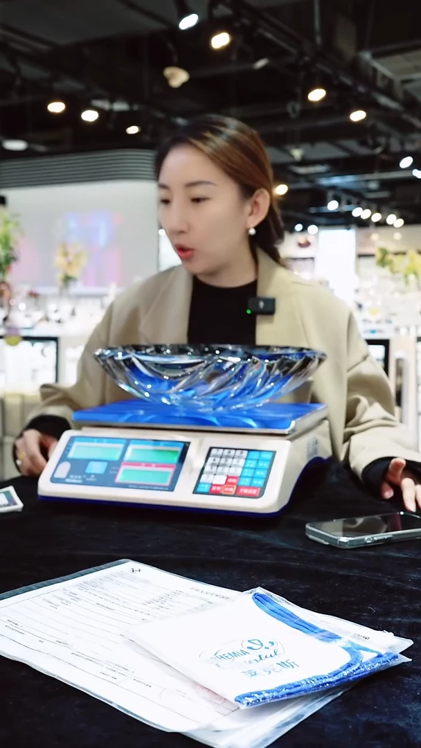 水晶平底款果盆一个烟灰渐变