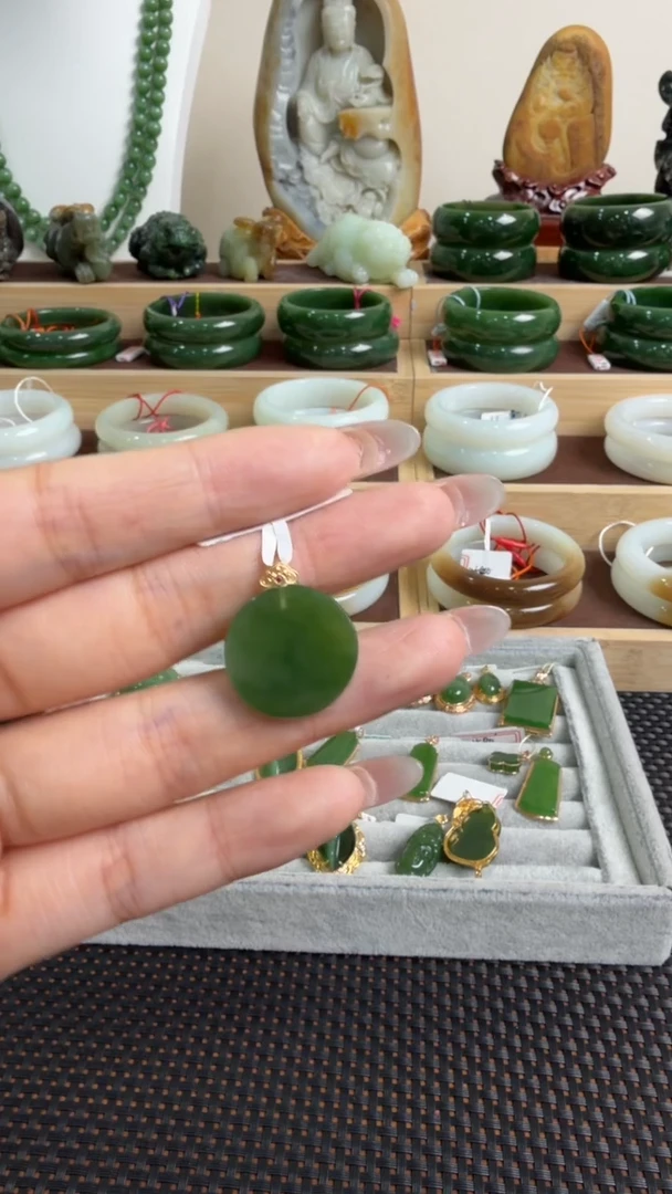 颈饰18K金镶嵌和田玉挂件