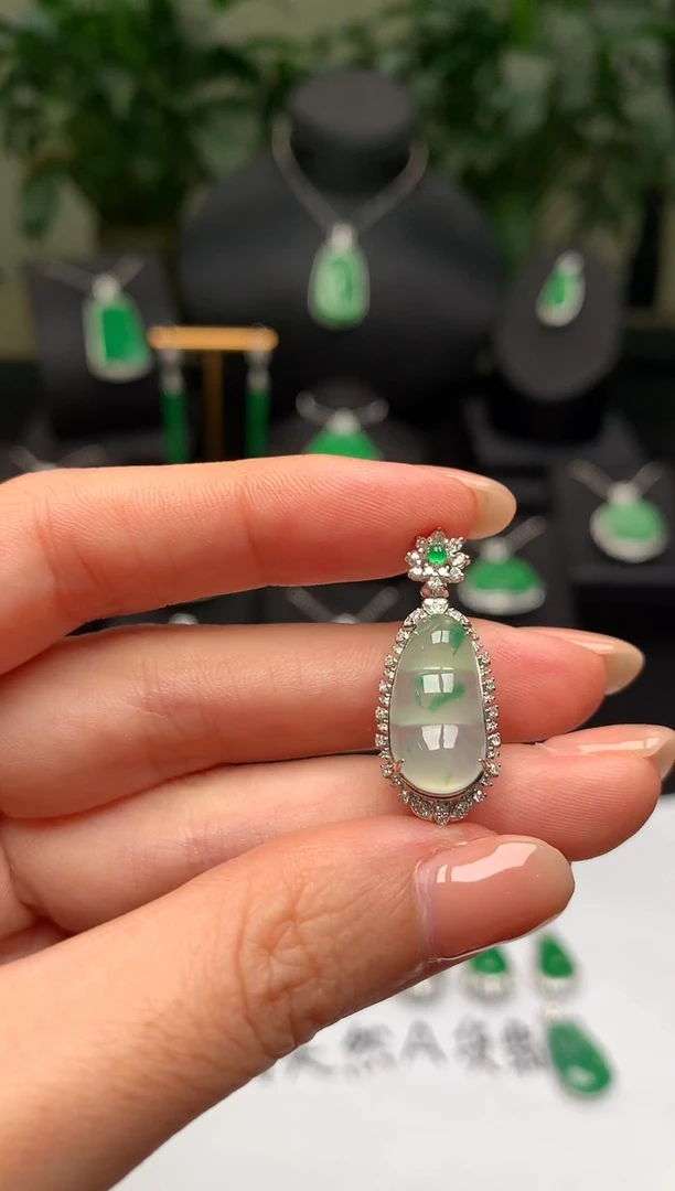 颈饰18K金镶嵌翡翠福豆