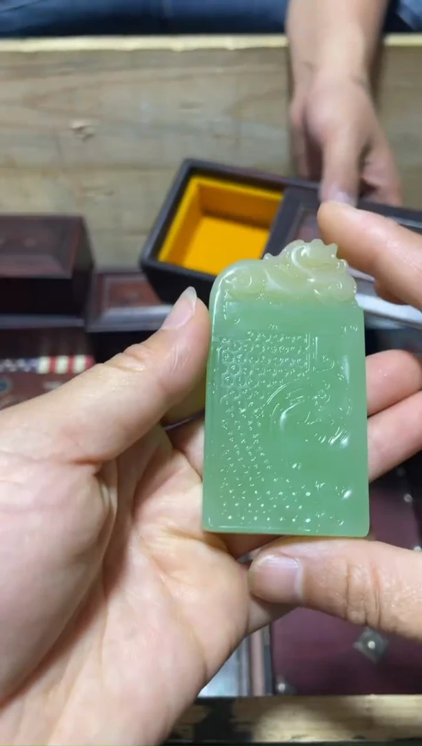 和田玉未镶嵌颈饰翠青双面工龙牌1件