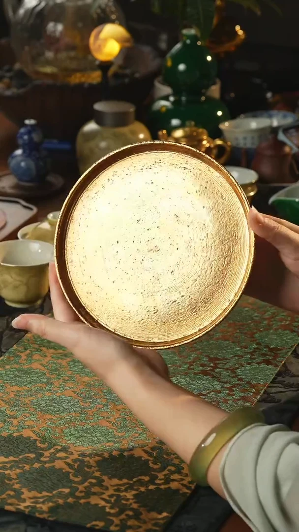 瓷片云由山坊金彩圆盘壶承