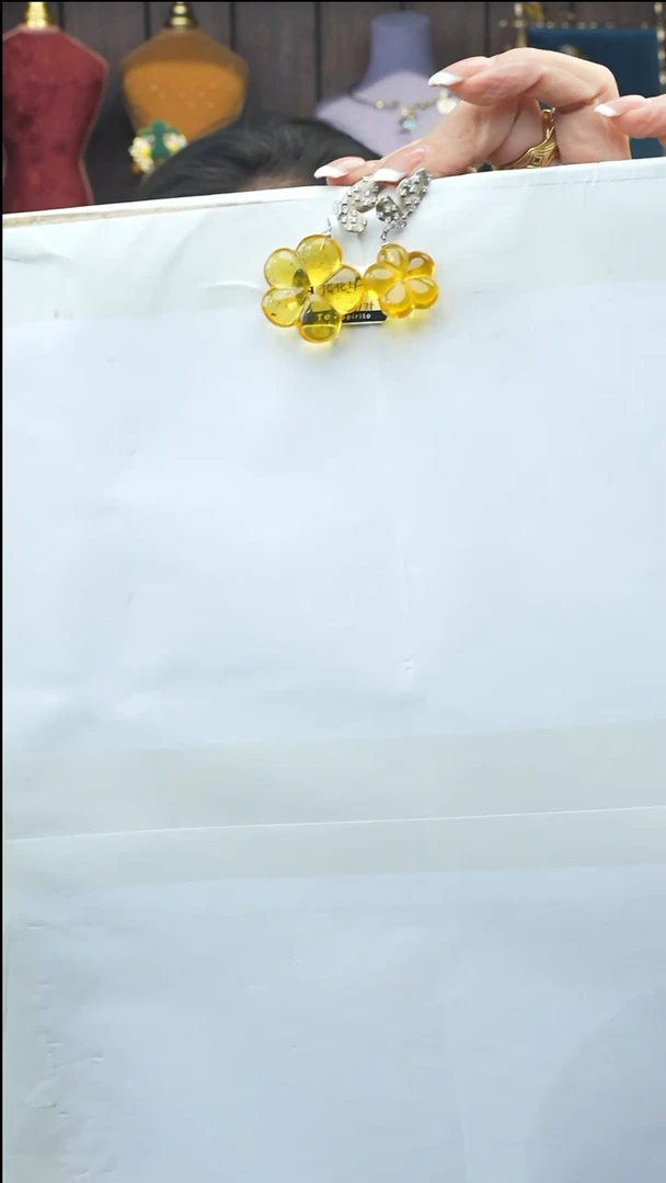 琥珀未镶嵌耳饰多人