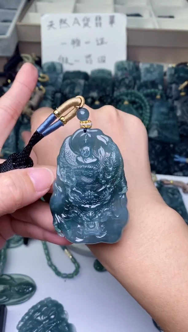 颈饰未镶嵌翡翠