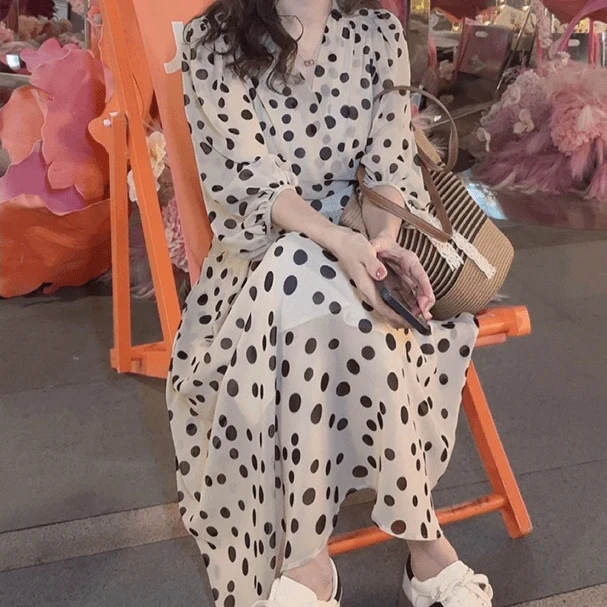 【一眼着迷】V领连衣裙白色浪漫波点氛围夏季长裙显瘦收腰显白