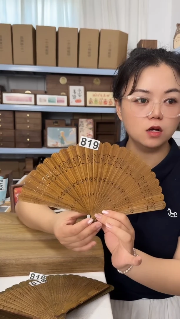 木819号绿檀木莲花苏扇