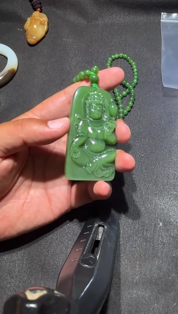 未镶嵌和田玉(糖玉)挂件和田玉