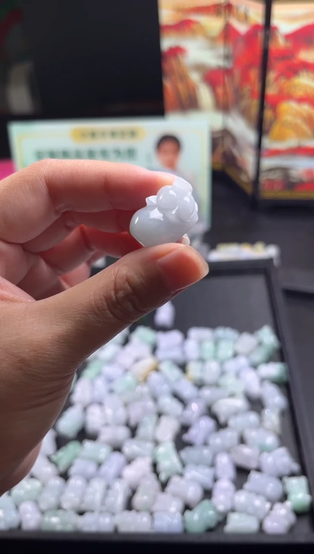 翡翠未镶嵌颈饰金猪挂件