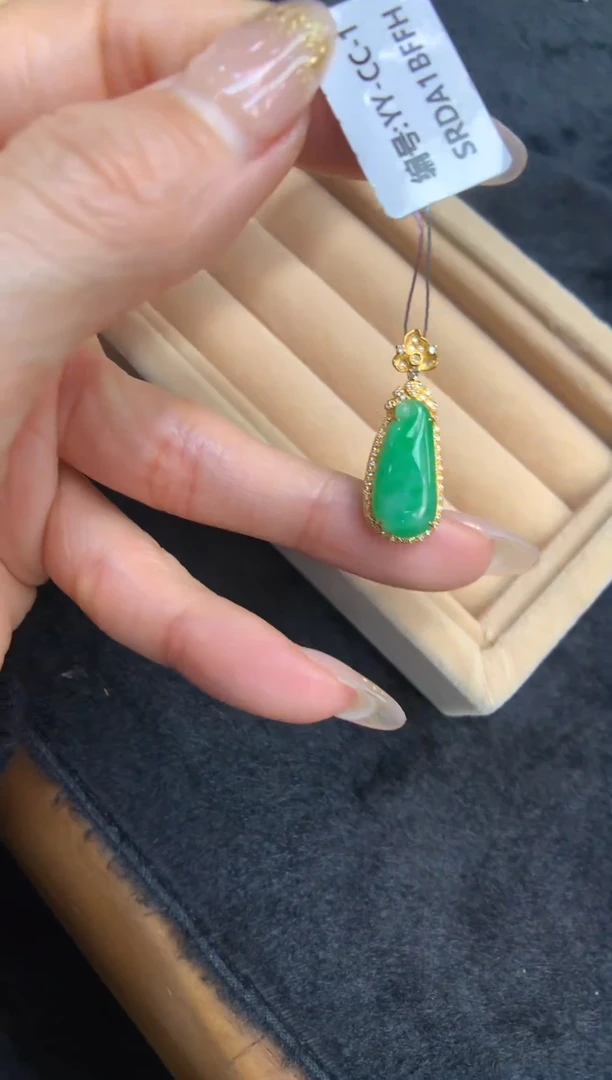 【闪购商品】翡翠颈饰18K金镶嵌福瓜